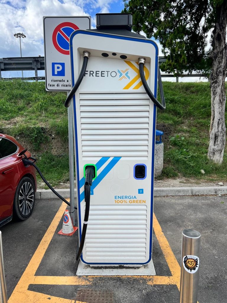 Włoska sieć FreeToX i jej stacje Alpitronic o mocy 300 kW. Tuż przy autostradzie. Czy są bezpieczne?