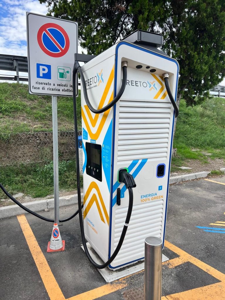 Włoska sieć FreeToX i jej stacje Alpitronic o mocy 300 kW. Tuż przy autostradzie. Czy są bezpieczne?