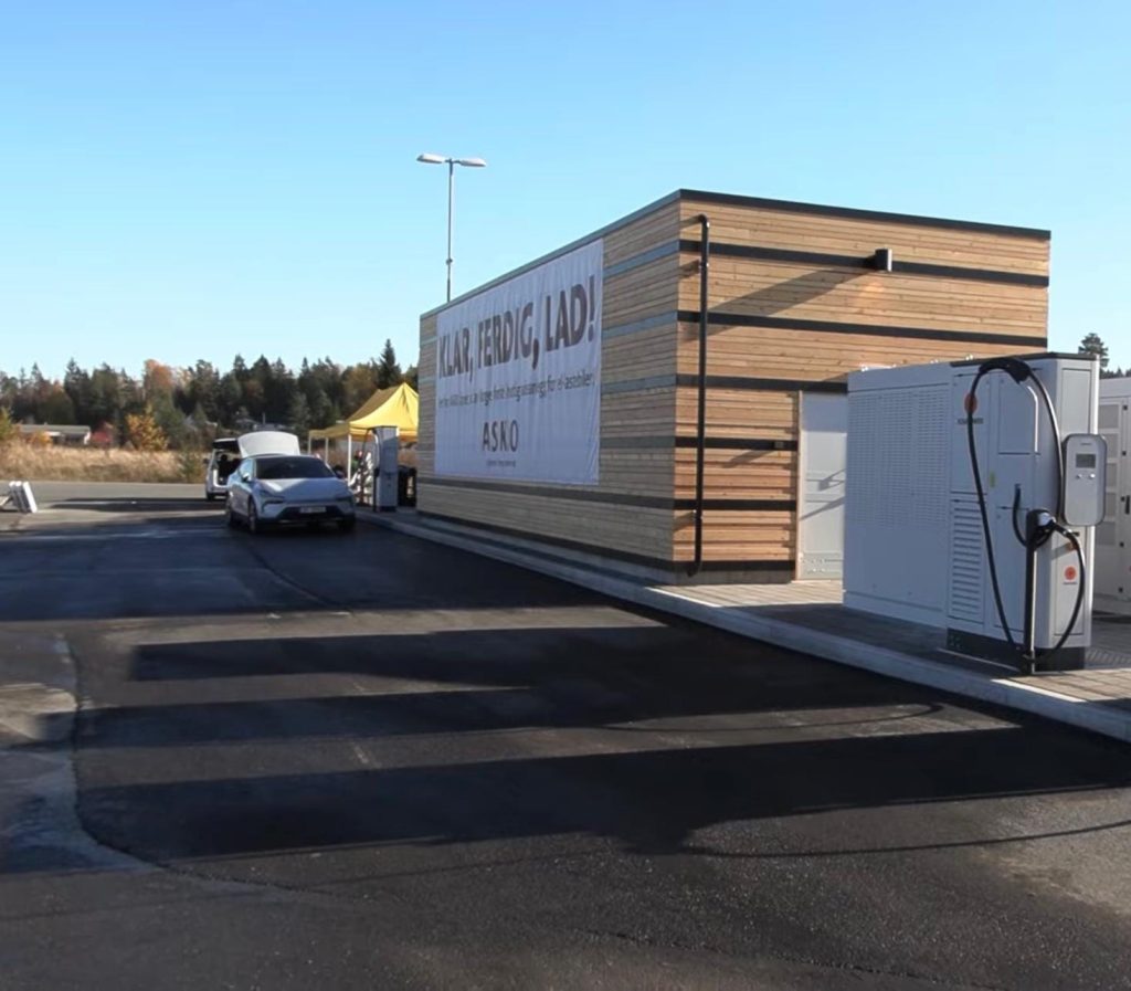 Często w takim rozwiązaniu, pojawiają się coraz większe magazyny energii.