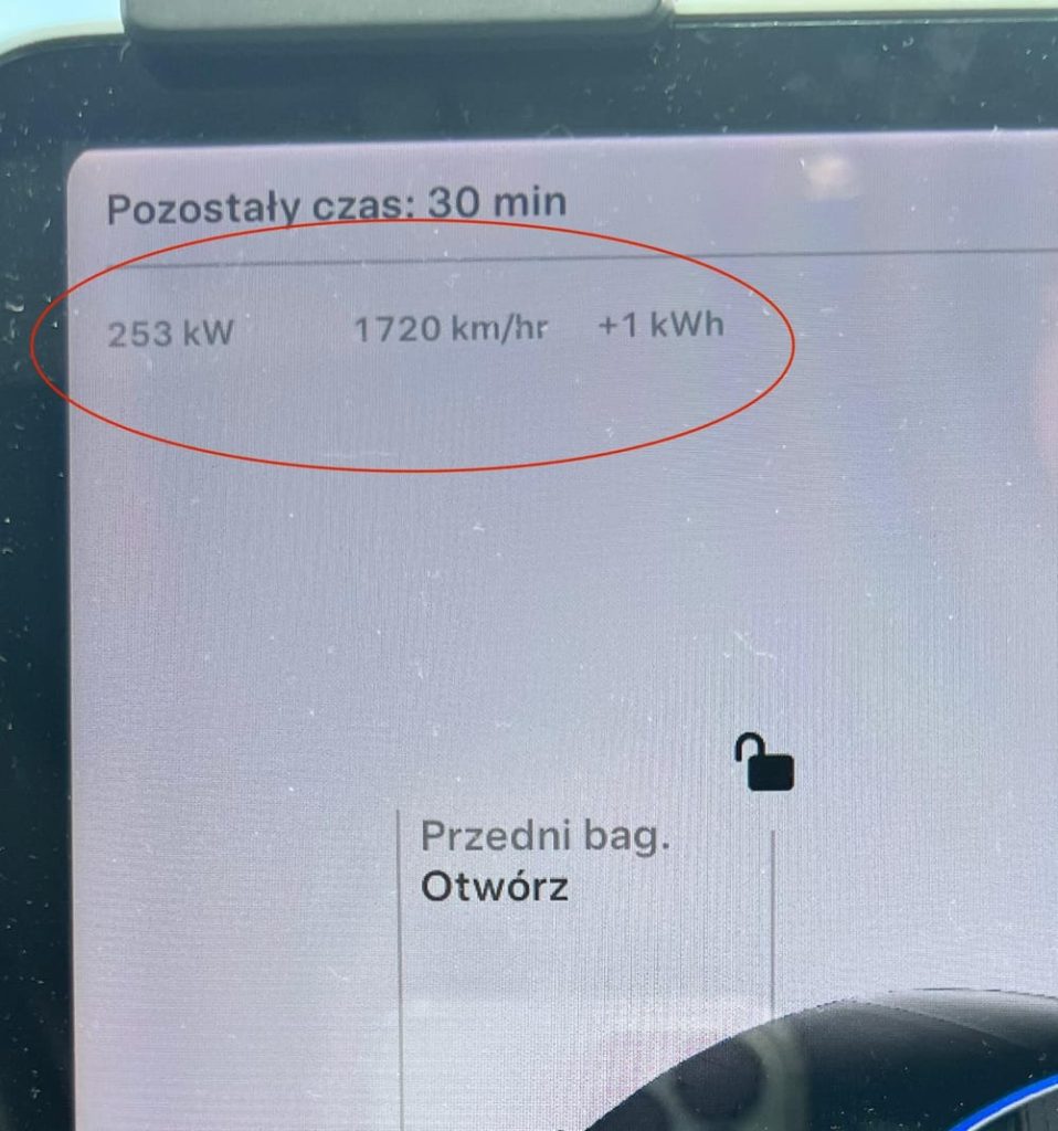 Ogromna moc ładowania 253 kW, plus upał, prawie 40 stopni Celsjusza, nie wróży baterii niczego dobrego, niestety...